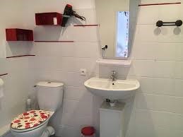 grande salle de bain toilette adaptée aux personne à mobilité réduite handicapée charente maritime 17 hotel vergne 17330