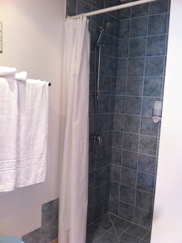 douche et toilette dans chambre à louer charente maritime 17 hotel vergne 17330