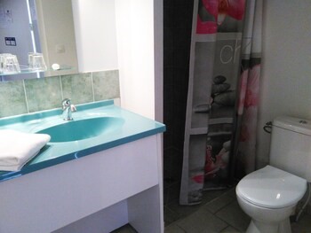 douche et toilette privée chambre a louer charente maritime 17 hotel vergne17330